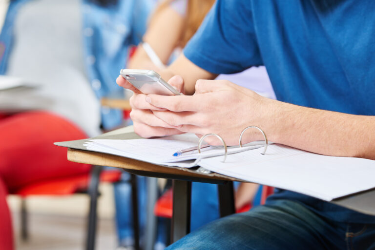 New Zealand Prime Minister Christopher Luxon Announces Nationwide Ban on Cellphones in Schools to Tackle Literacy Crisis