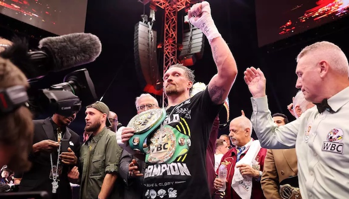 Usyk Defeats Verhoeven After Disputed Late Stoppage to Keep Heavyweight Crowns
