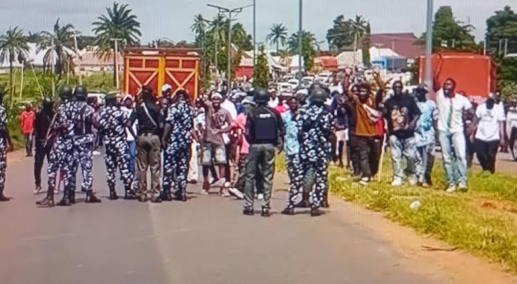 JUST IN: Peter Obi’s Convoy Blocked by Suspected Thugs in Benue